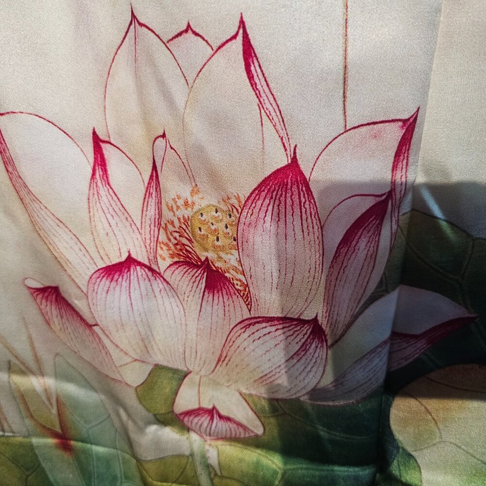 Hand painted silk scarf with water lilies - Picture 5 of 5